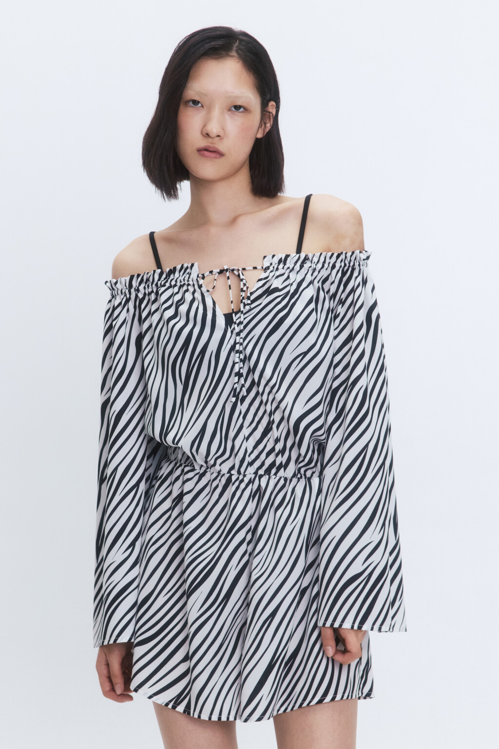 Комбинезон пляжный с открытыми плечами - цвет черный - 2