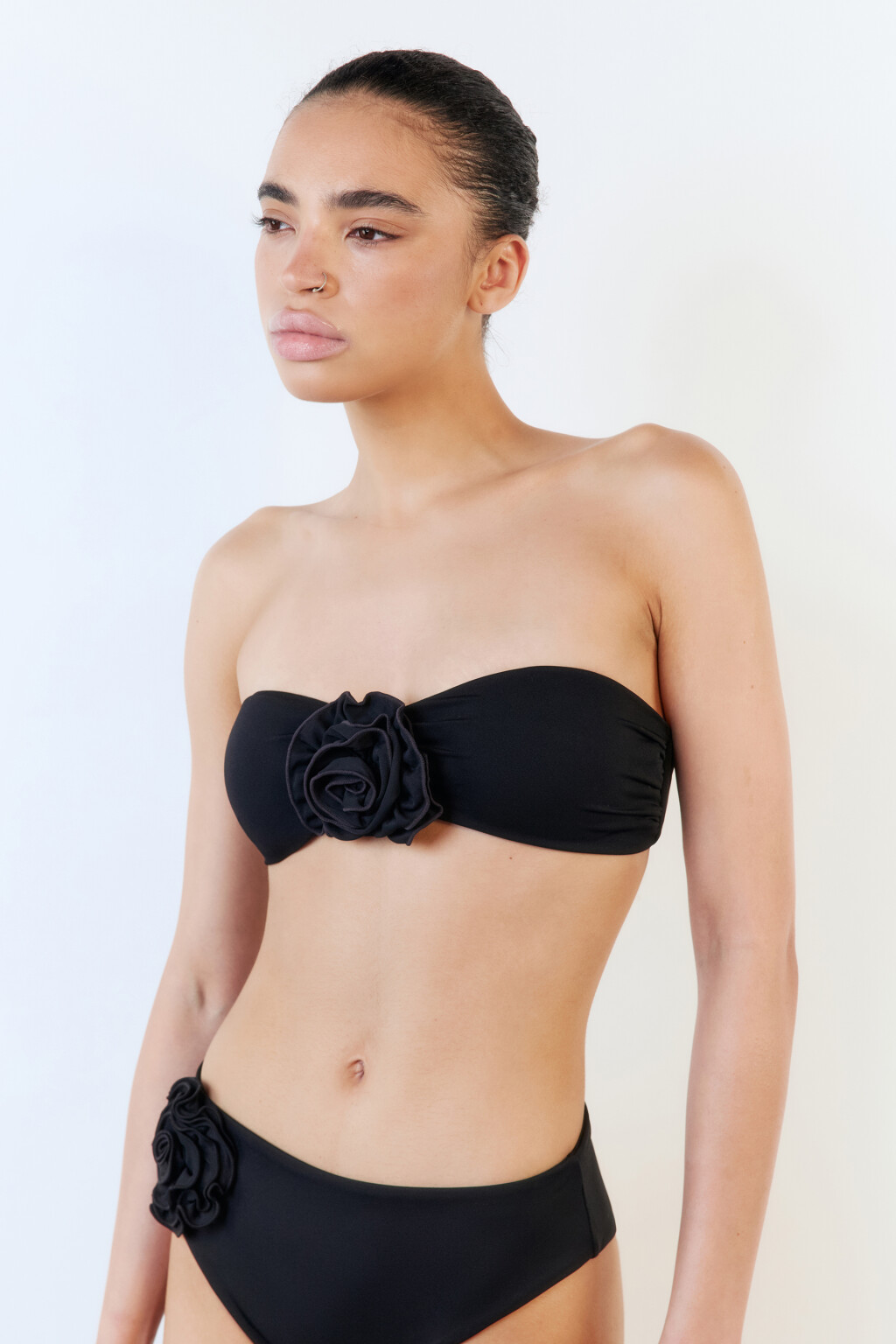 Лиф-бандо купальный с цветком - цвет черный - 2