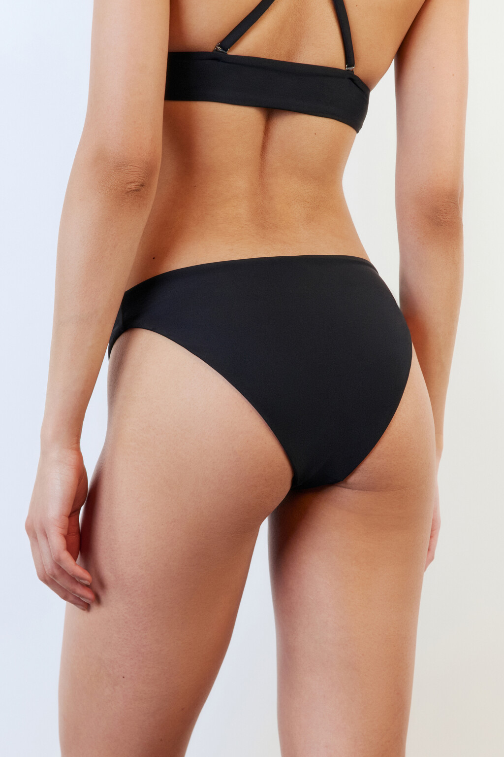 Трусы-слипы купальные гладкие со средней посадкой - цвет черный - 4