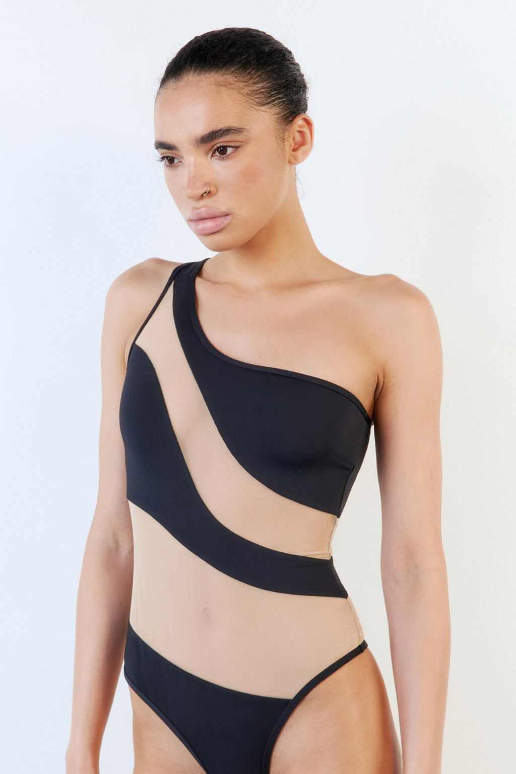 Купальник слитный на одно плечо - цвет черный - 3