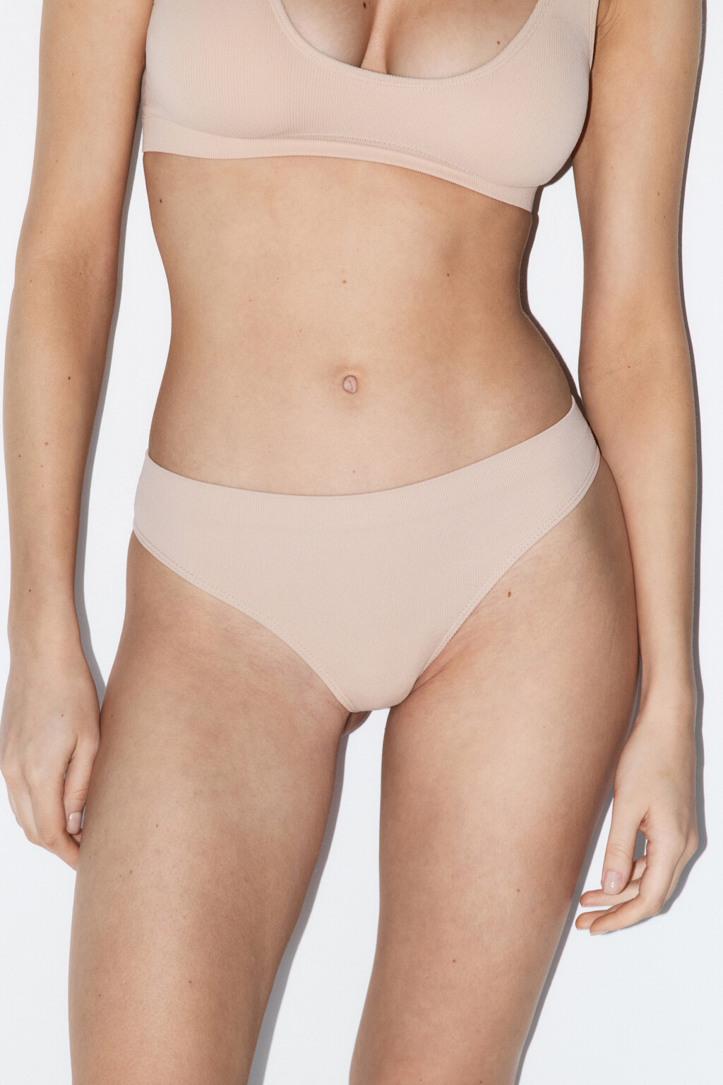 Трусы-стринги базовые бесшовные в рубчик - цвет бежевый - 2