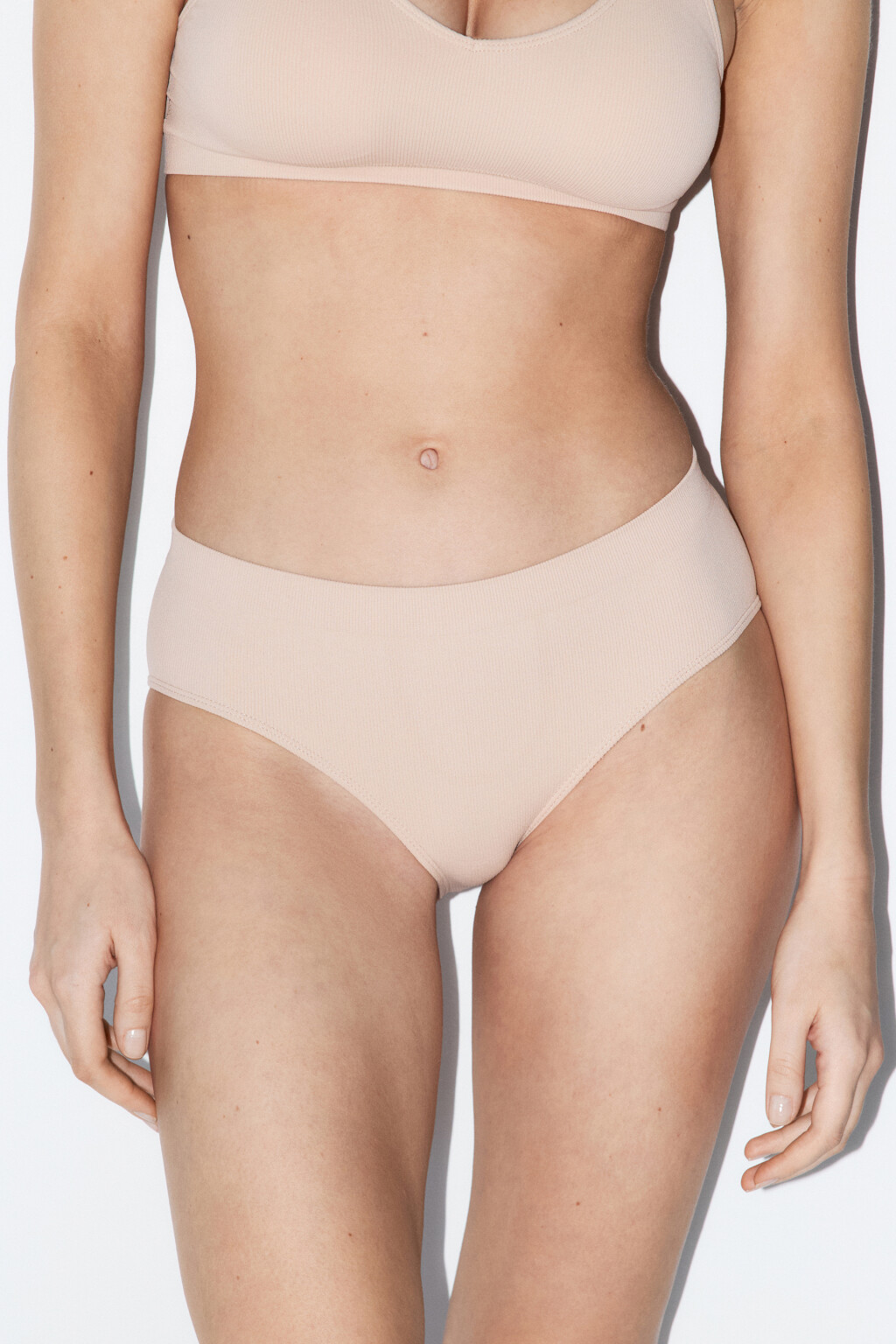 Трусы-слипы базовые бесшовные в рубчик - цвет бежевый - 1