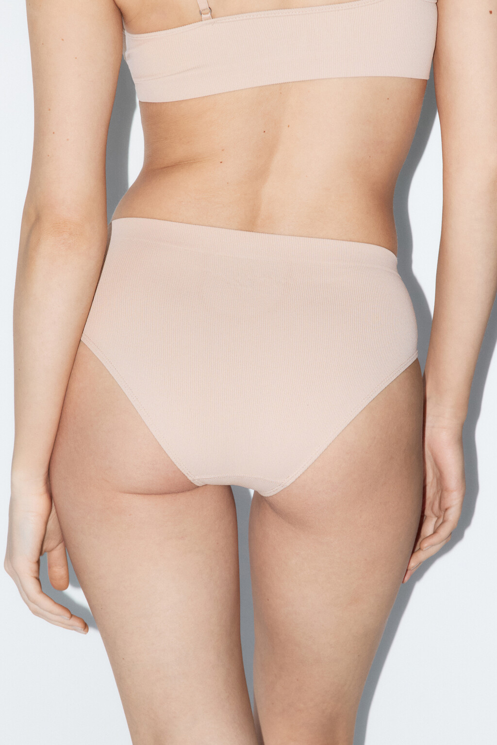 Трусы-слипы базовые бесшовные в рубчик - цвет бежевый - 2