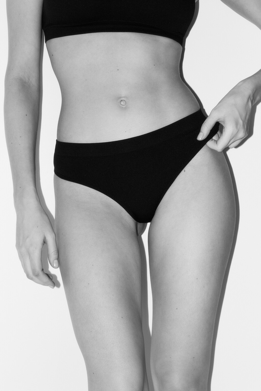 Трусы-танга базовые бесшовные в рубчик - цвет черный - 4