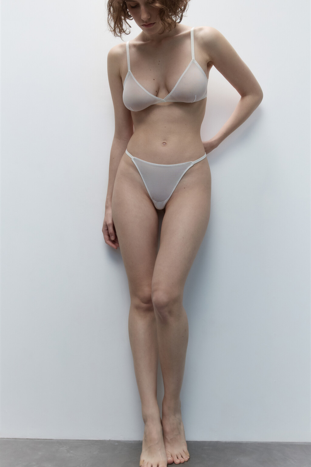 Трусики-стринги сетчатые со стрепами по бокам - цвет белый - 1