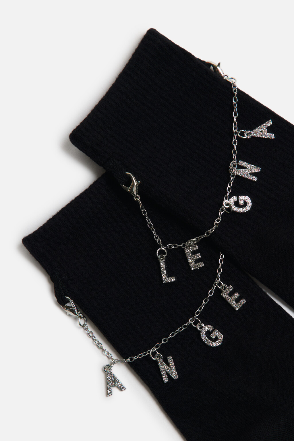 Носки высокие с цепочкой и подвесками - цвет черный - 2