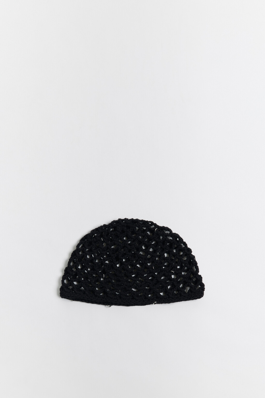 Шапка круглая ажурной вязки с кольцами - цвет черный - 3