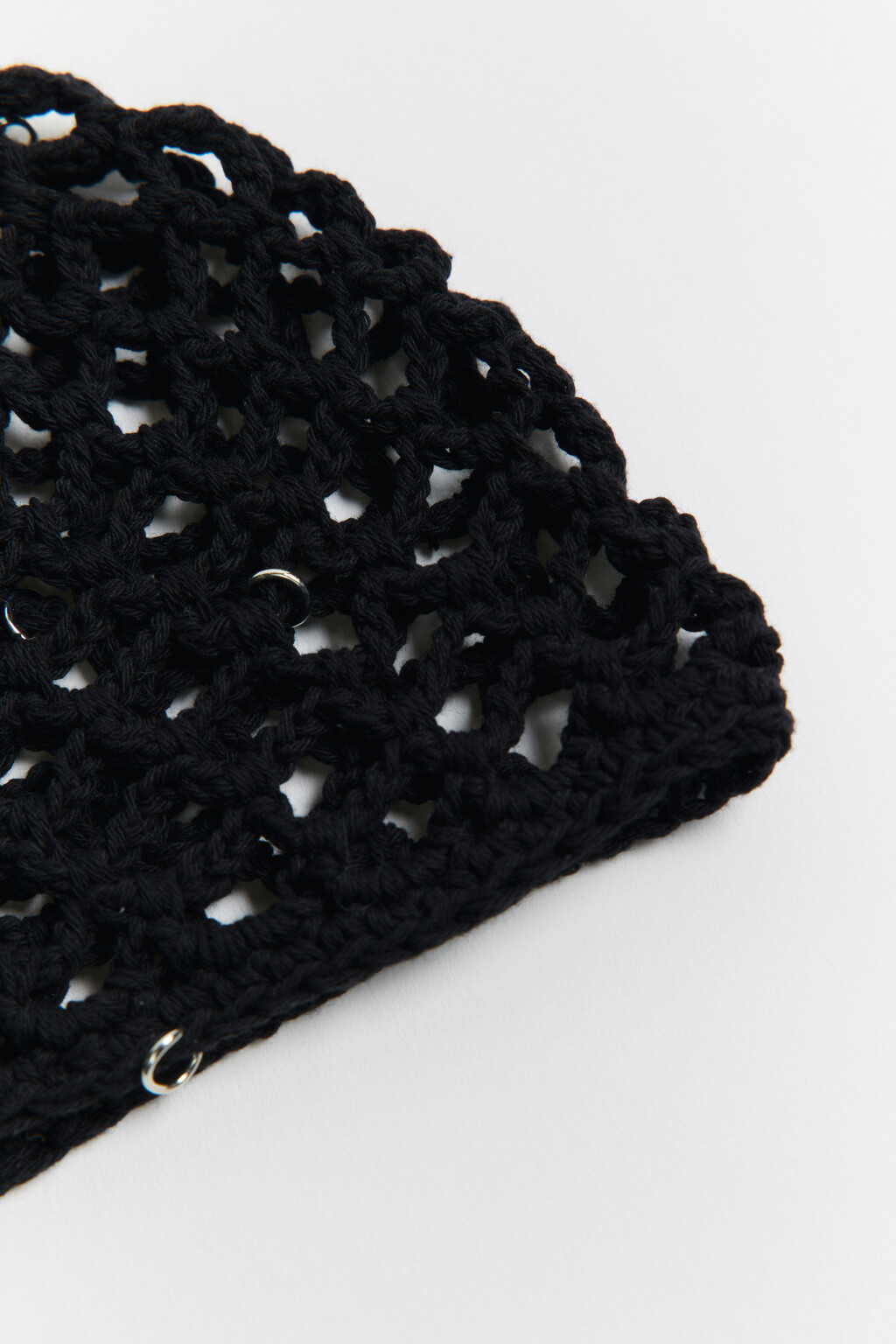 Шапка круглая ажурной вязки с кольцами - цвет черный - 4