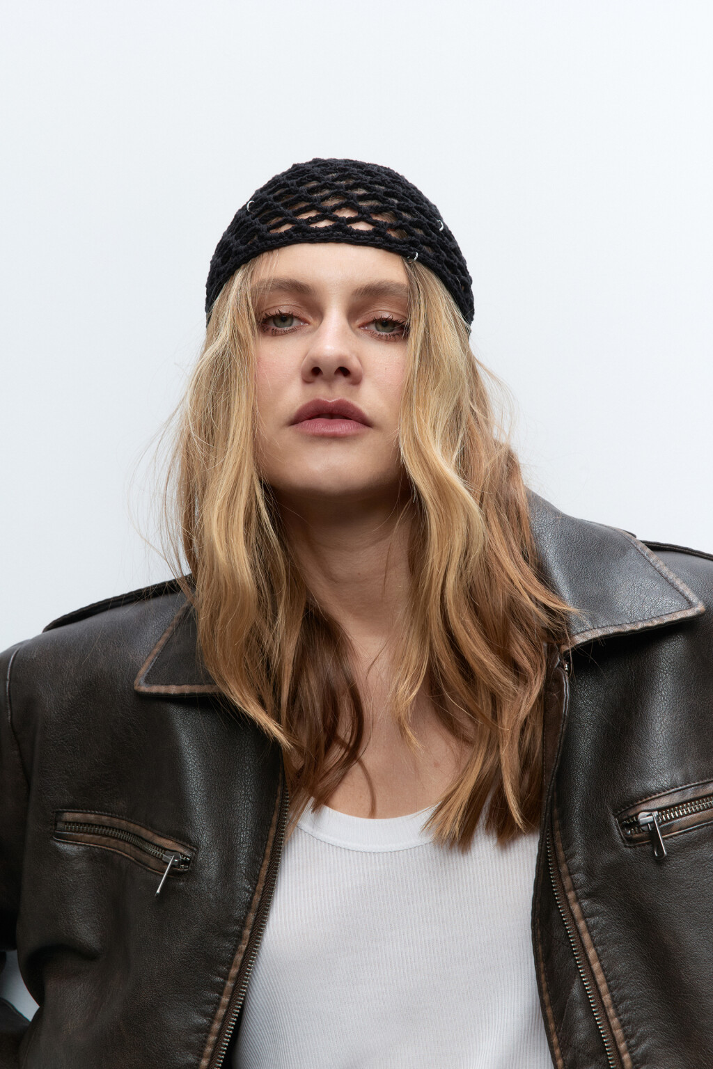 Шапка круглая ажурной вязки с кольцами - цвет черный - 2