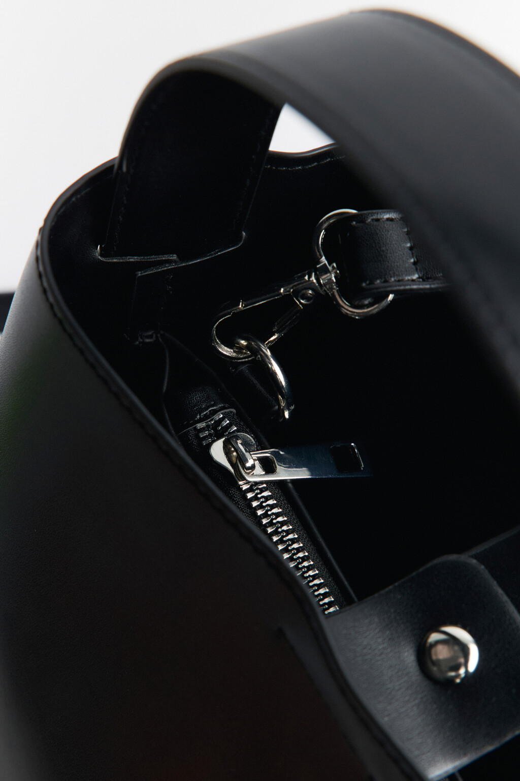 Сумка прямоугольная с ручкой и ремнем - цвет черный - 4