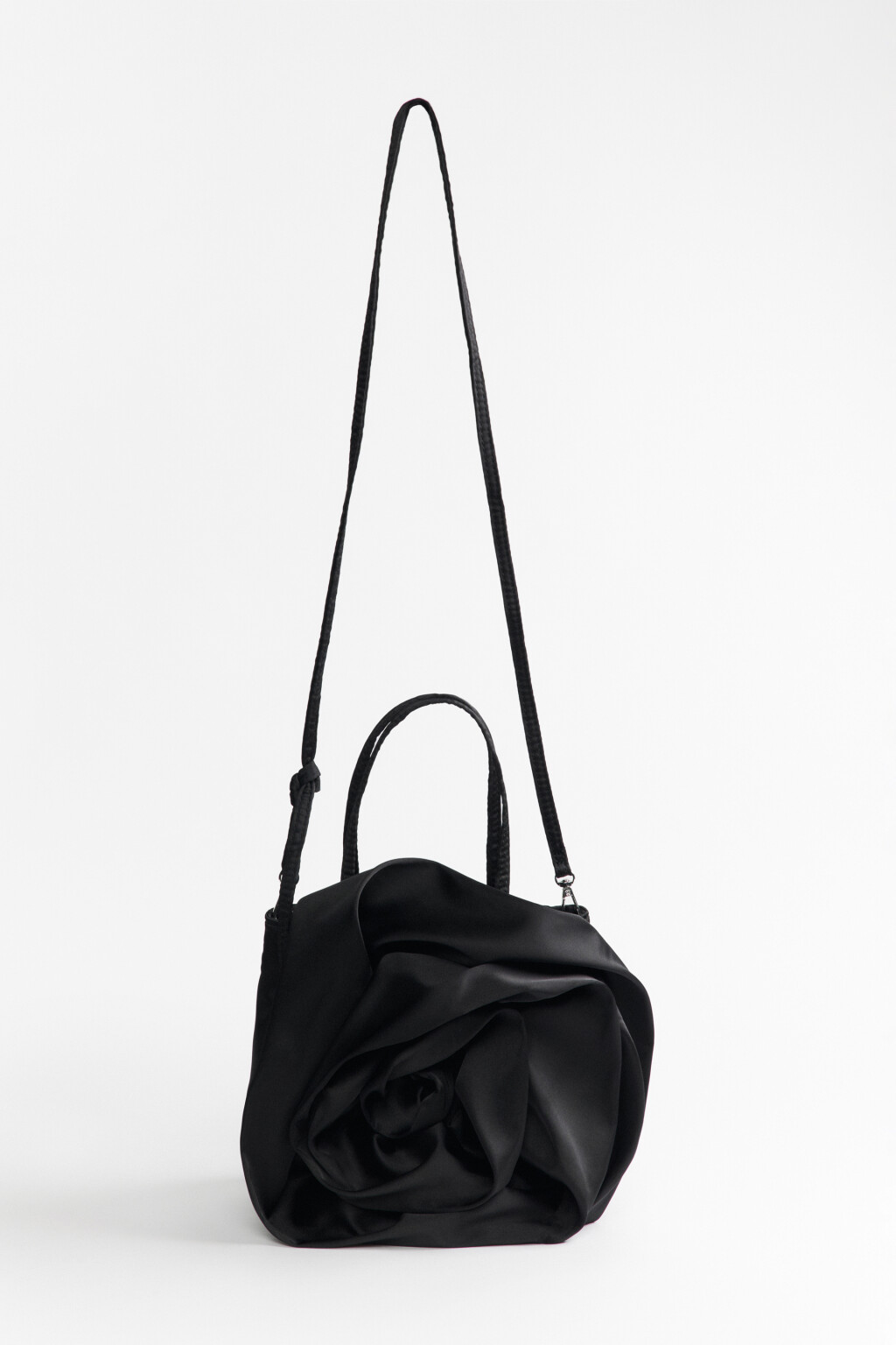 Сумка-кроссбоди атласная с объемным цветком - цвет черный - 1