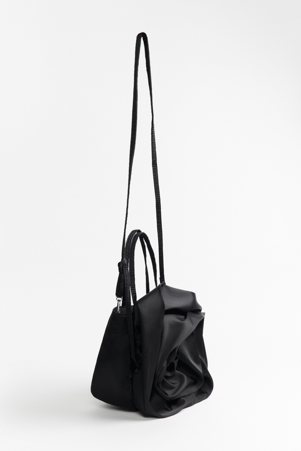 Сумка-кроссбоди атласная с объемным цветком - цвет черный - 2