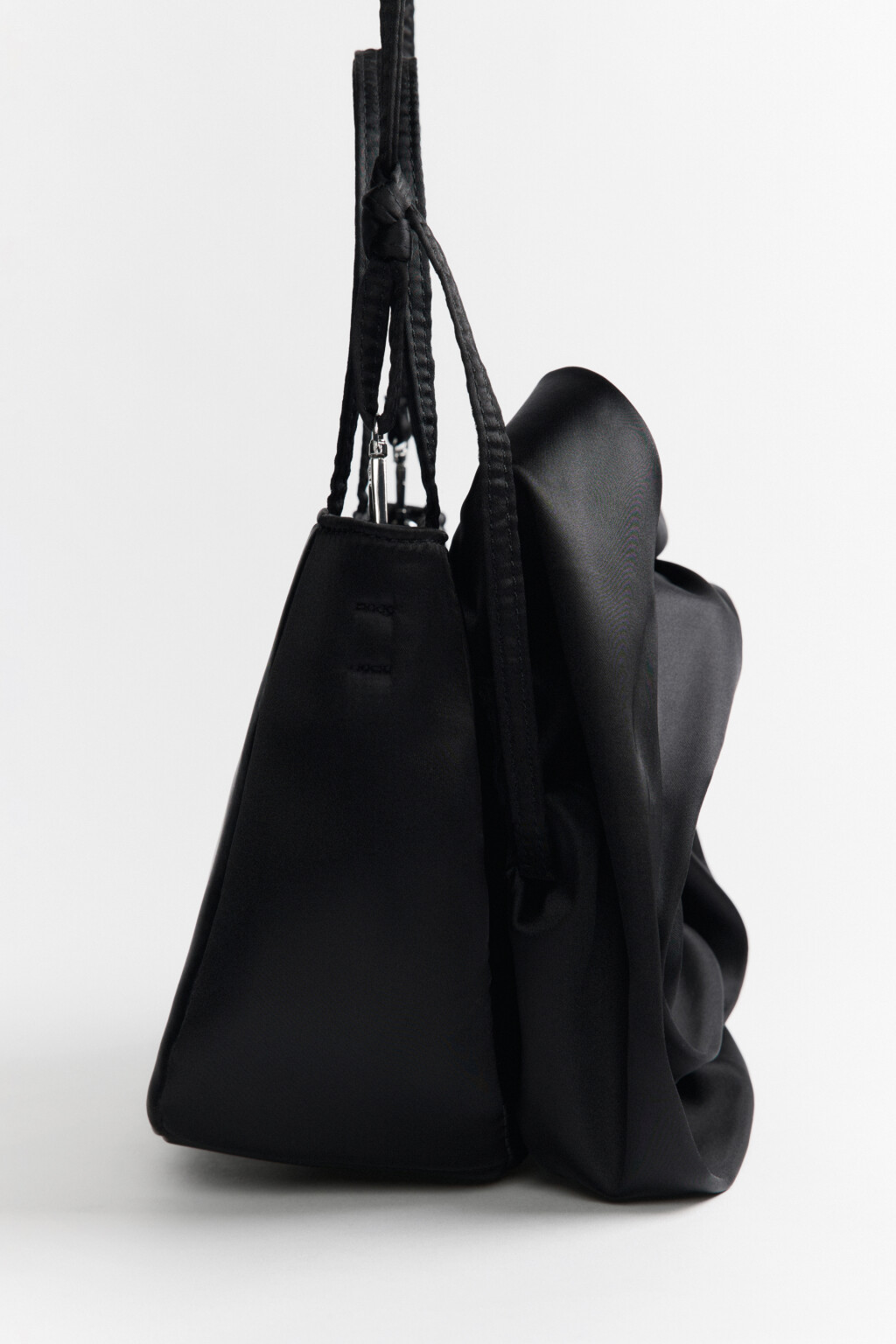 Сумка-кроссбоди атласная с объемным цветком - цвет черный - 3