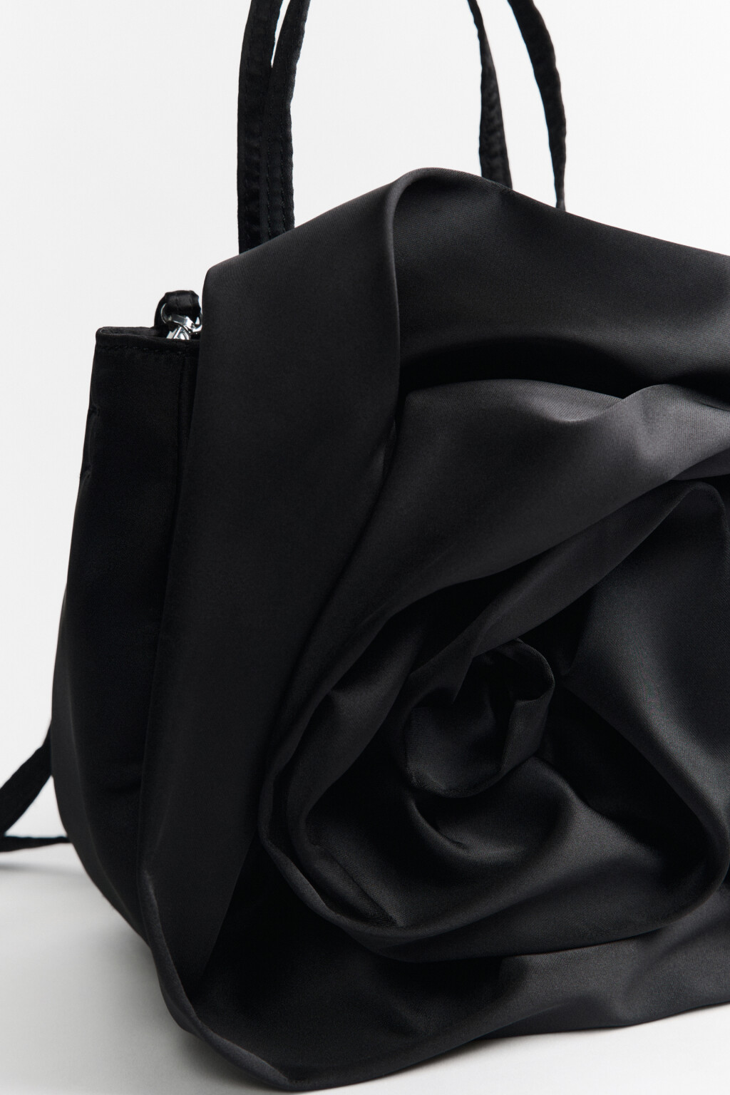 Сумка-кроссбоди атласная с объемным цветком - цвет черный - 4