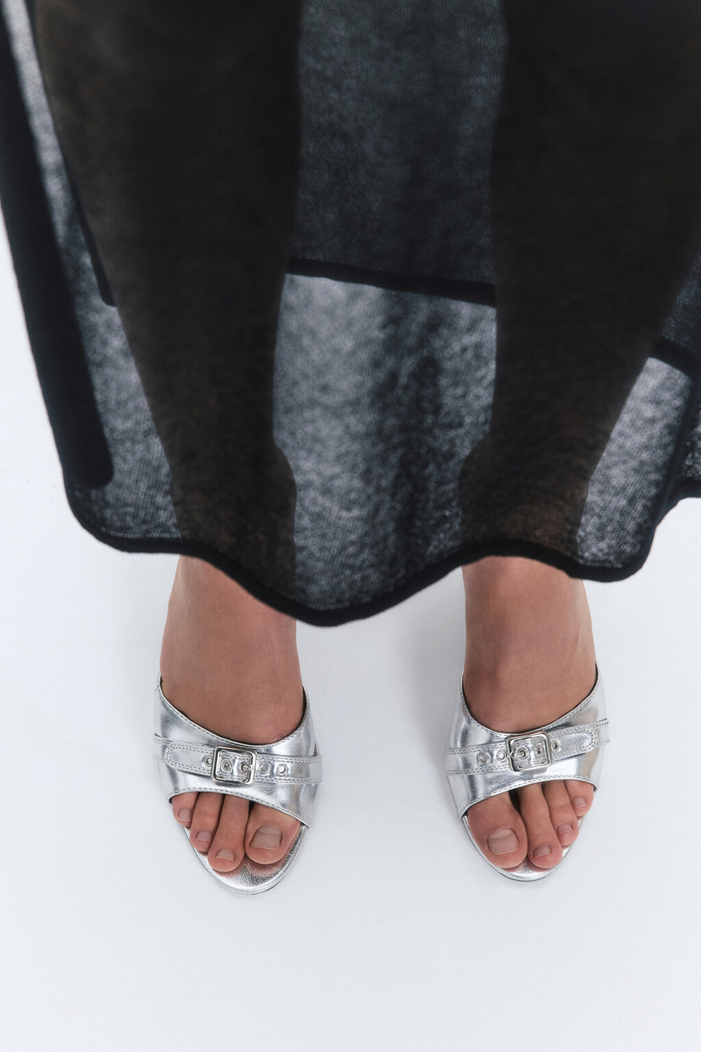 Сабо с ремешком на изящном каблуке - цвет серый - 2