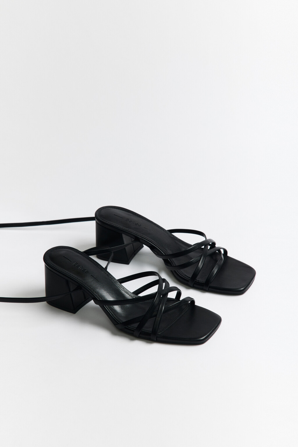 Босоножки на устойчивом каблуке - цвет черный - 3