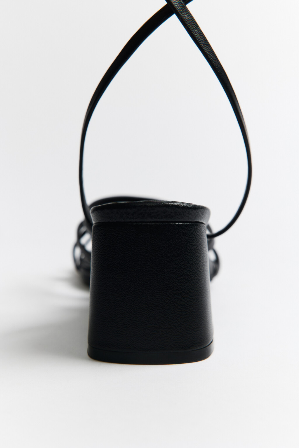 Босоножки на устойчивом каблуке - цвет черный - 4