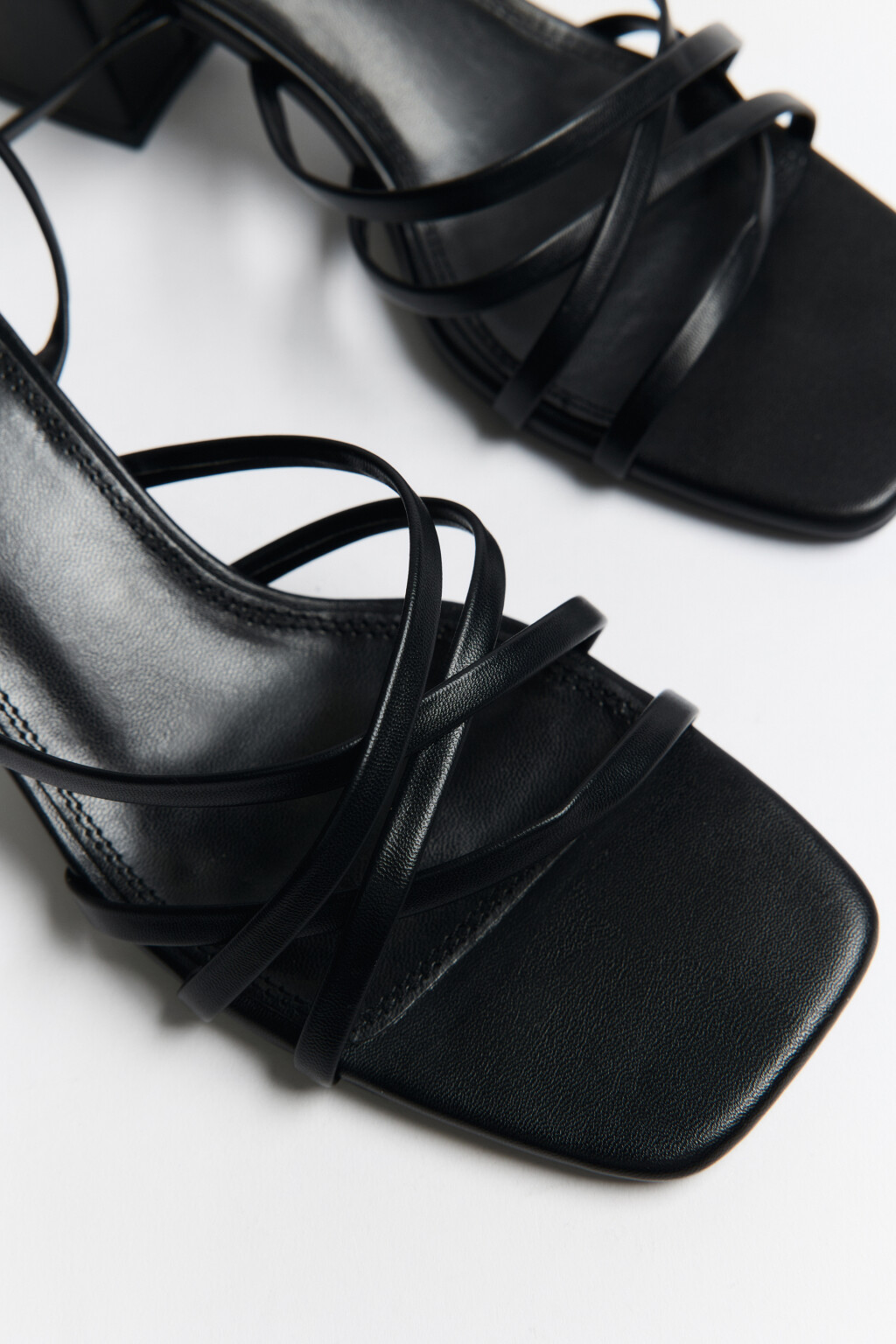 Босоножки на устойчивом каблуке - цвет черный - 5