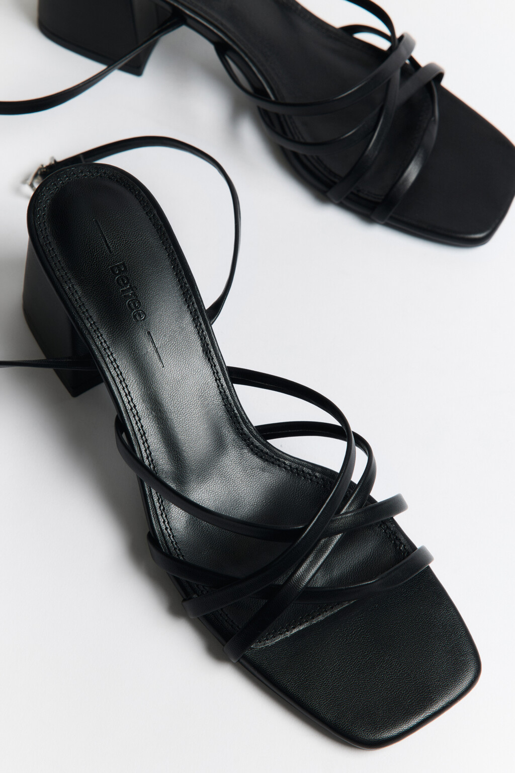 Босоножки на устойчивом каблуке - цвет черный - 6