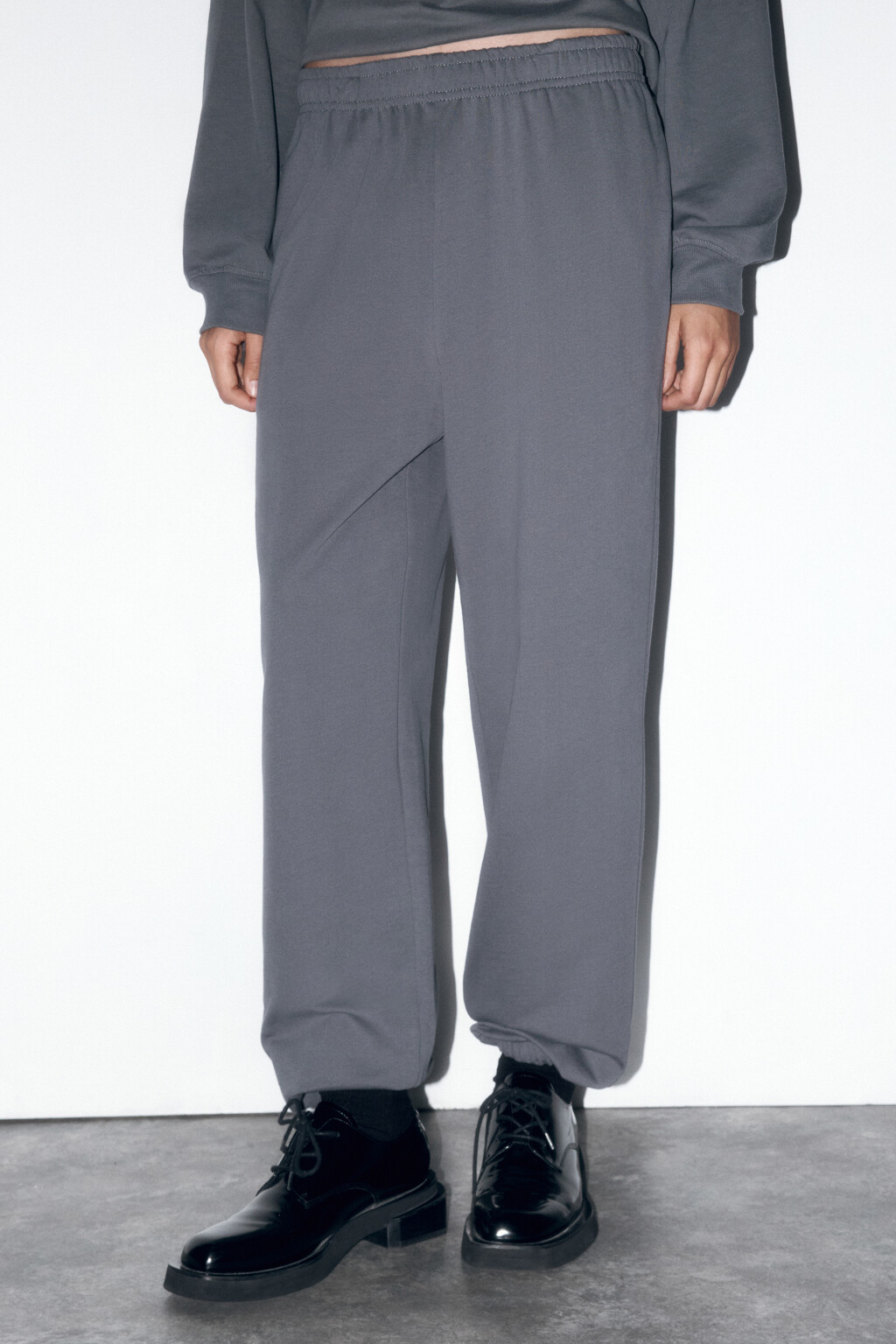 Брюки-джоггеры базовые из футера - цвет серый - 2