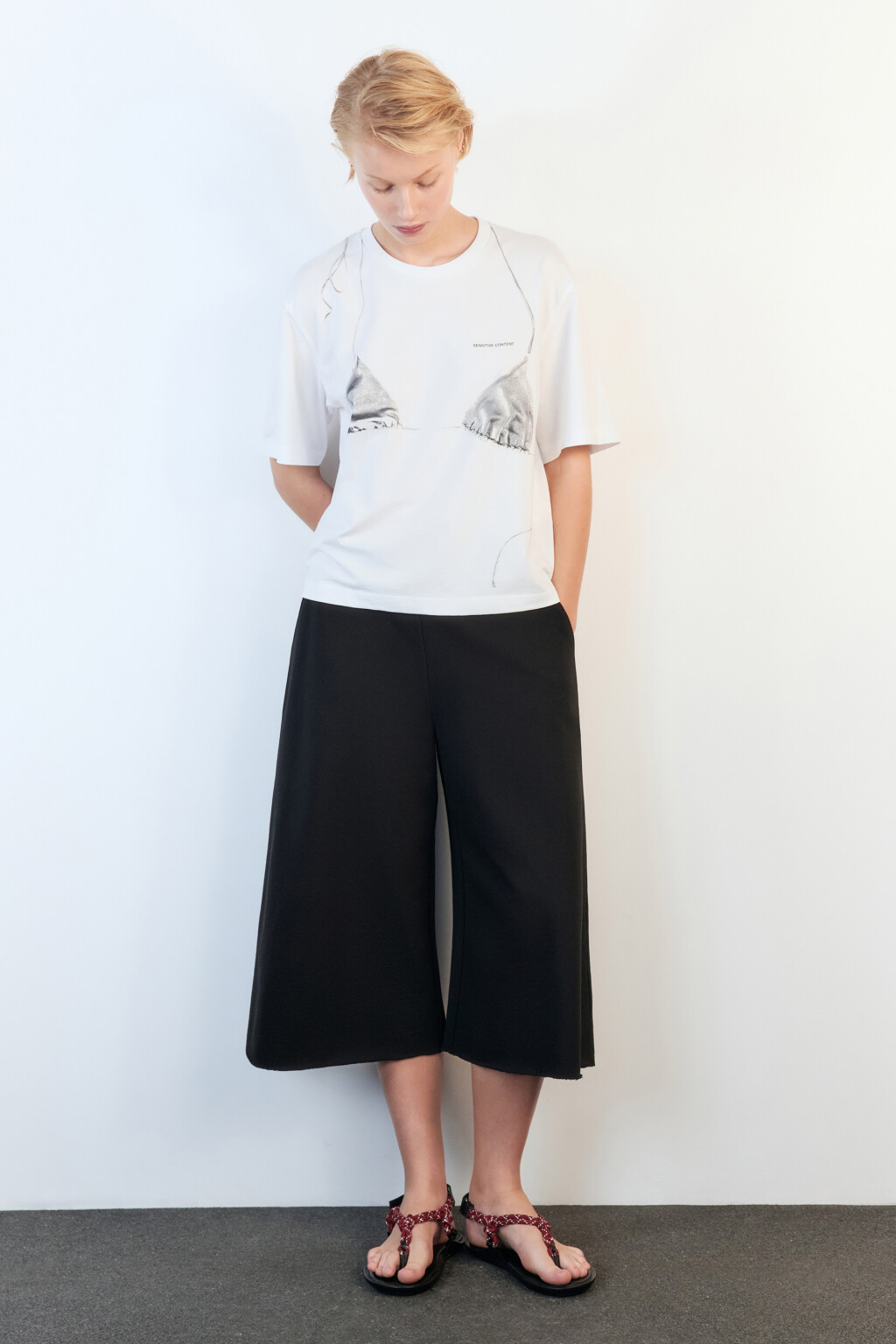 Шорты-бриджи из футера с открытыми срезами - цвет черный - 1