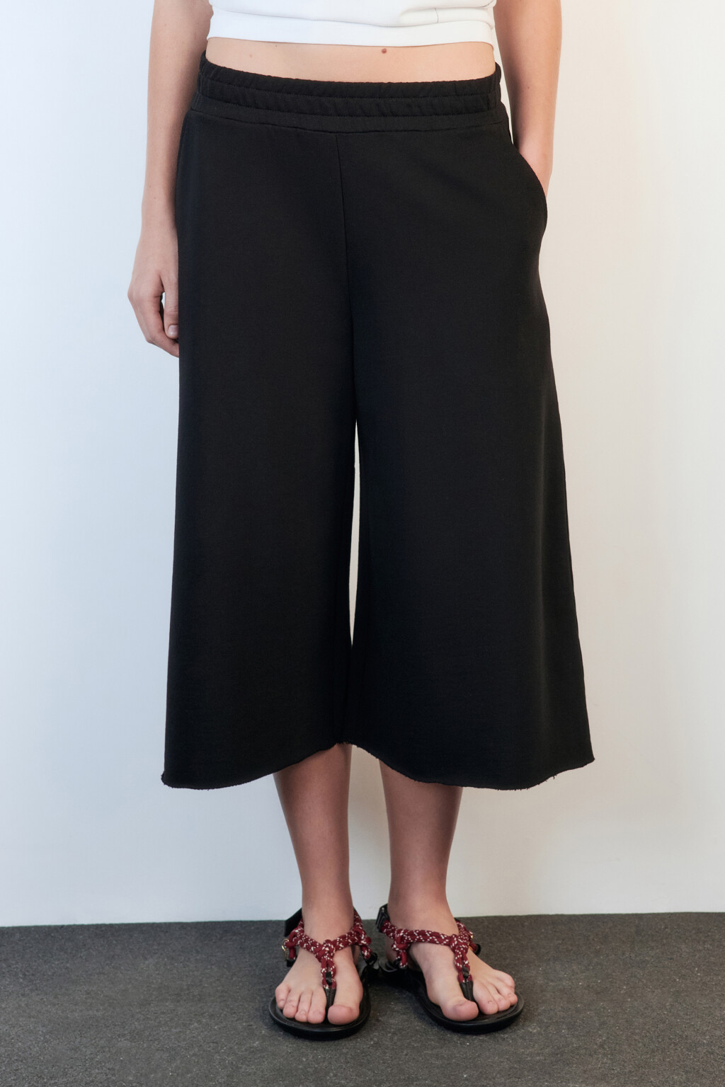 Шорты-бриджи из футера с открытыми срезами - цвет черный - 2