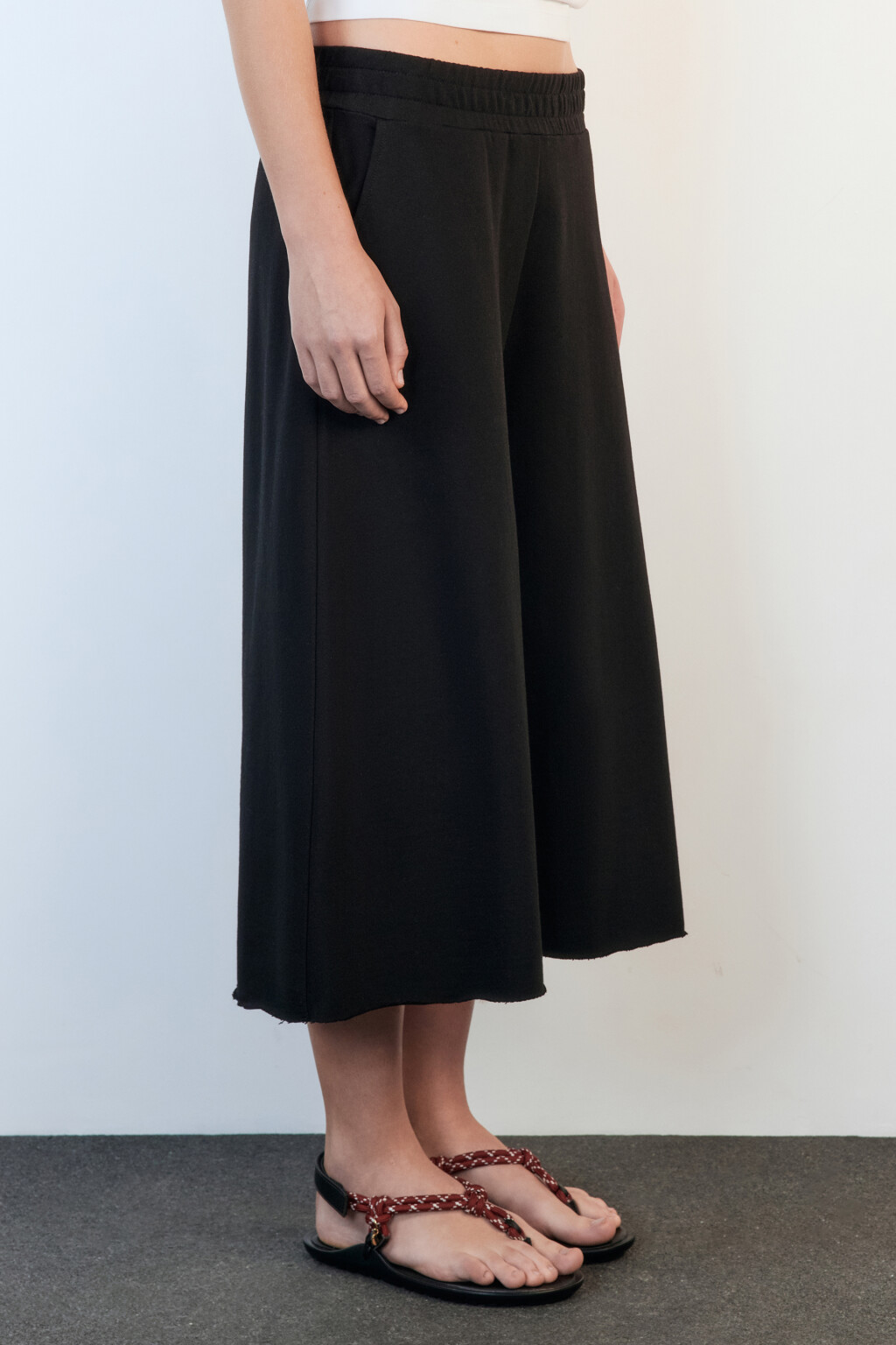 Шорты-бриджи из футера с открытыми срезами - цвет черный - 3