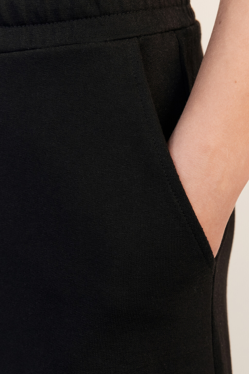 Шорты-бриджи из футера с открытыми срезами - цвет черный - 6
