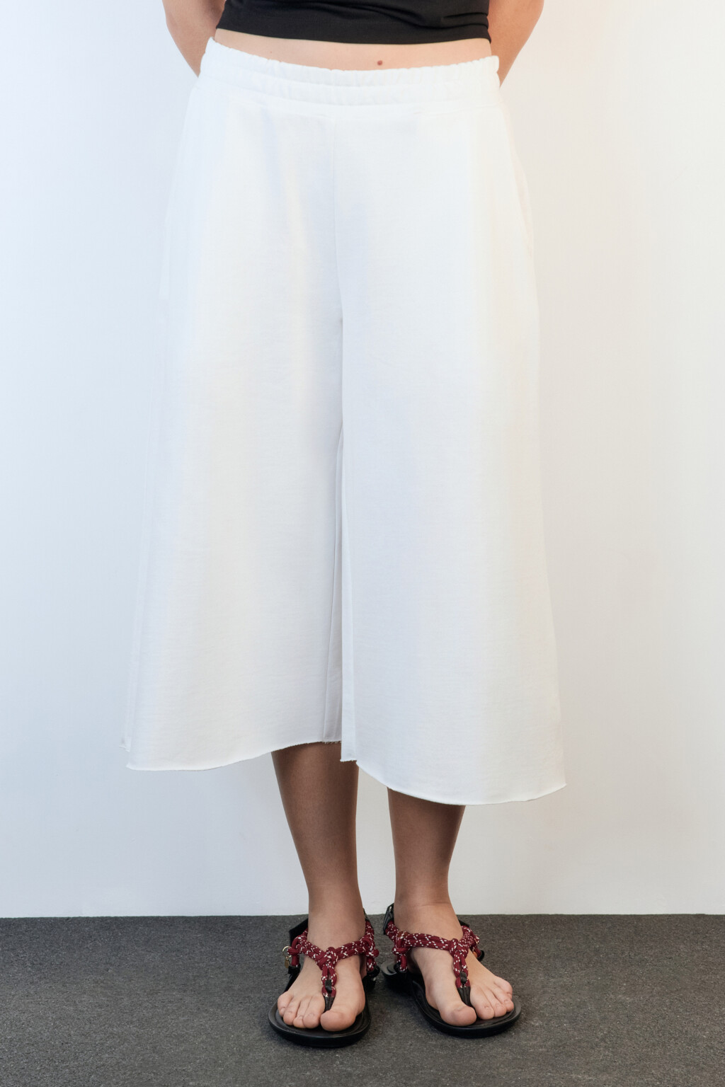 Шорты-бриджи из футера с открытыми срезами - цвет бежевый - 2