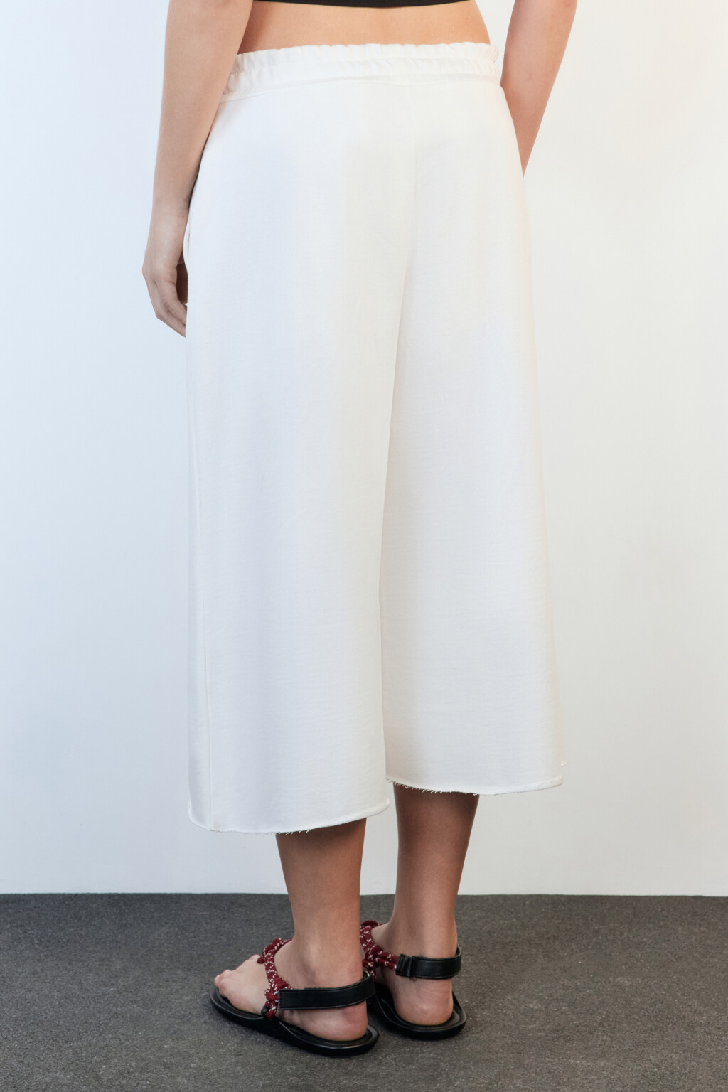 Шорты-бриджи из футера с открытыми срезами - цвет бежевый - 4