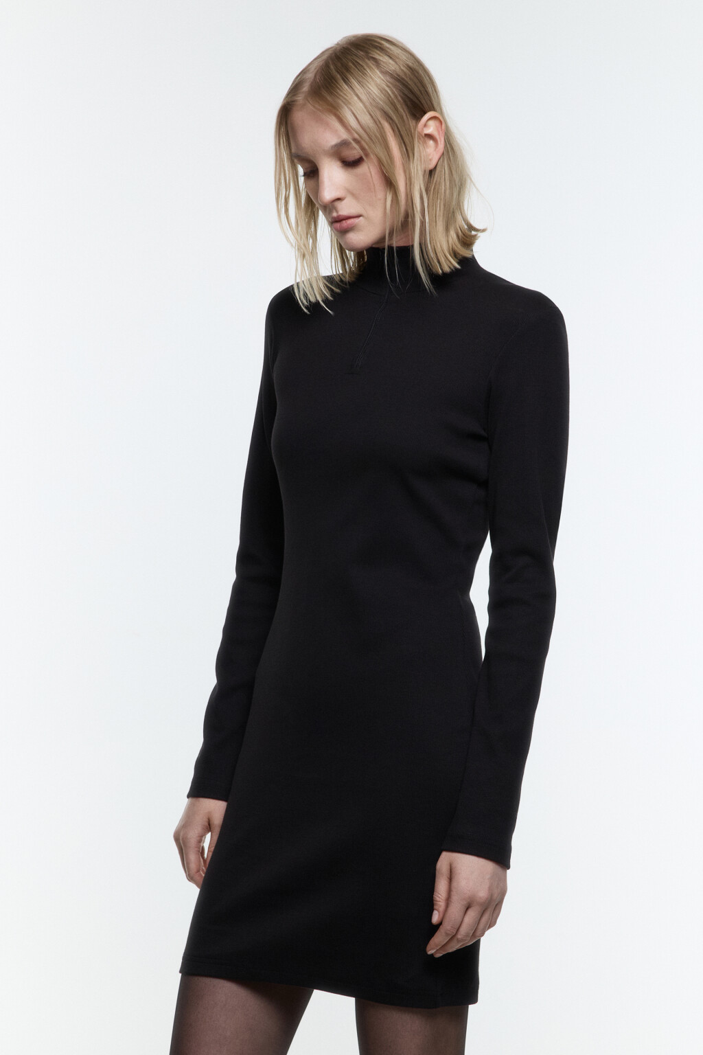 Платье-водолазка мини с вареным эффектом - цвет черный - 4