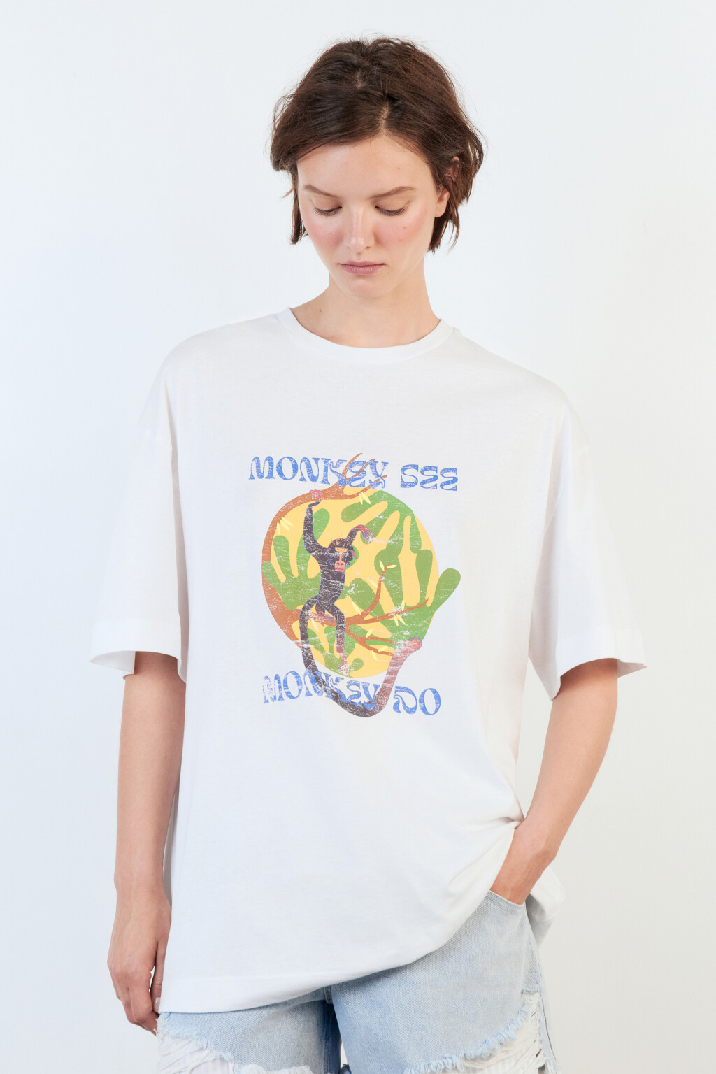 Футболка oversize с вареным эффектом и принтом - цвет белый - 2