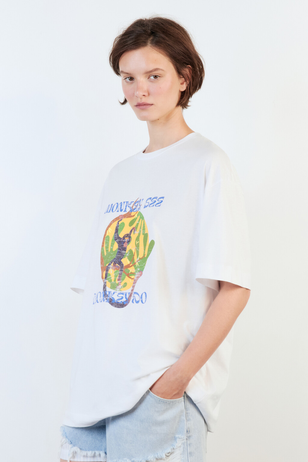 Футболка oversize с вареным эффектом и принтом - цвет белый - 3