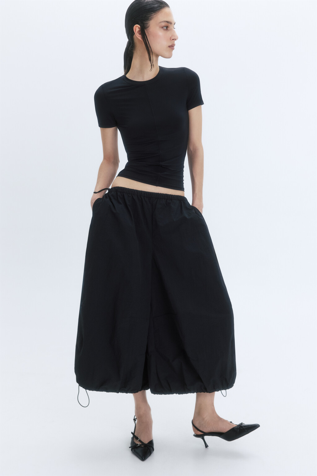 Футболка приталенная с декоративными швами - цвет черный - 2