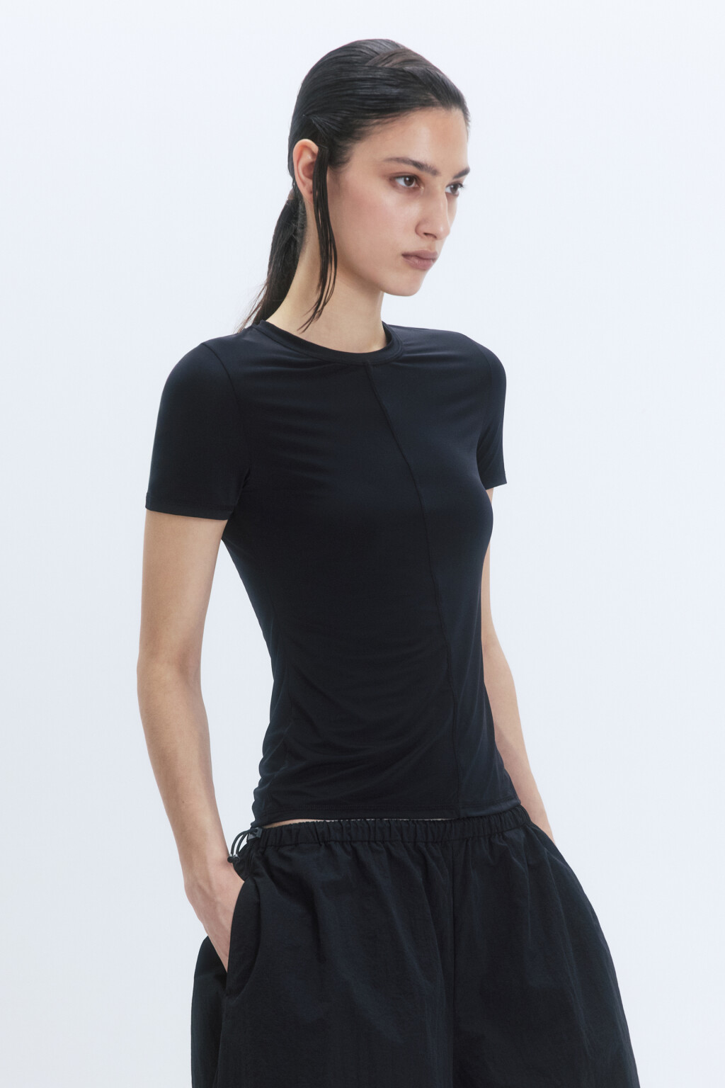 Футболка приталенная с декоративными швами - цвет черный - 3