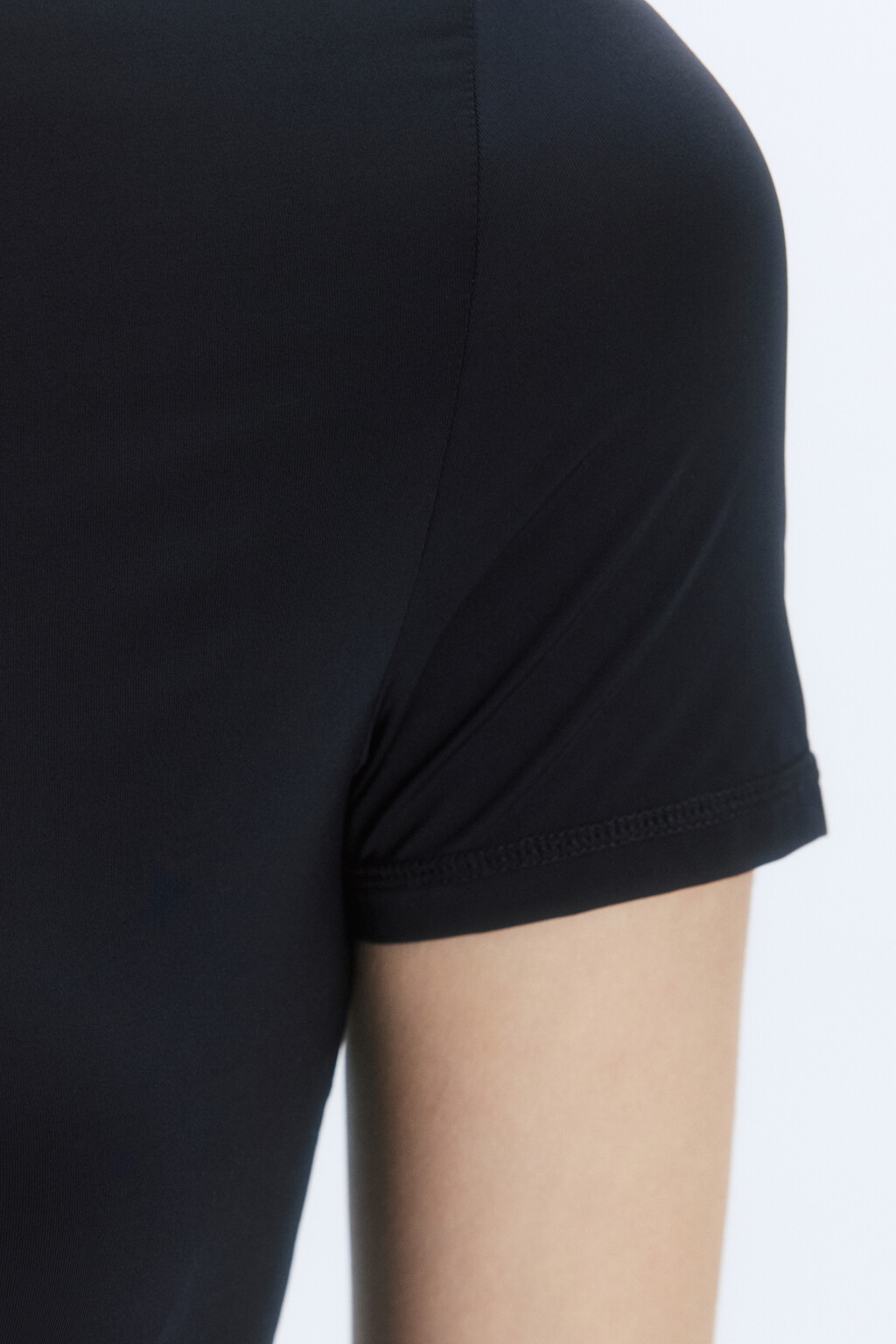 Футболка приталенная с декоративными швами - цвет черный - 7