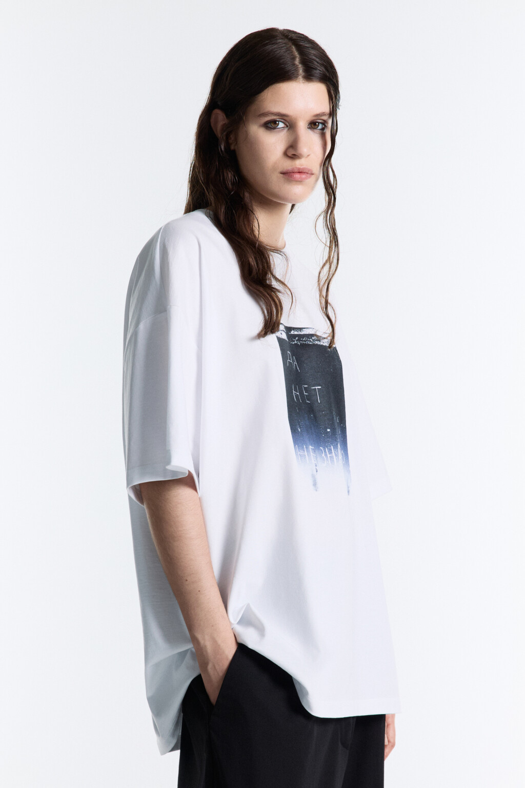 Футболка oversize с принтом-абстракцией - цвет белый - 5