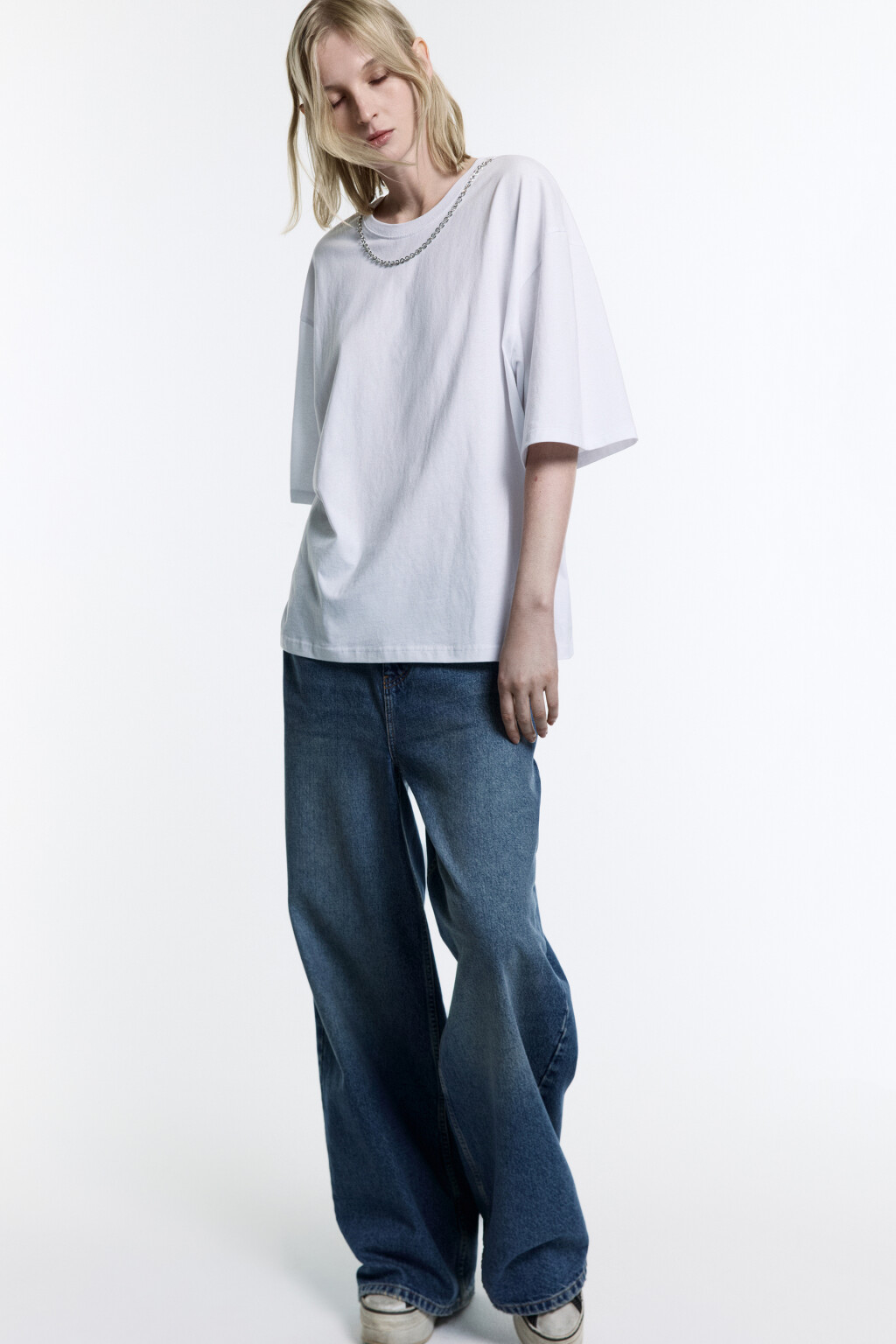 Футболка oversize с металлической цепочкой - цвет белый - 1