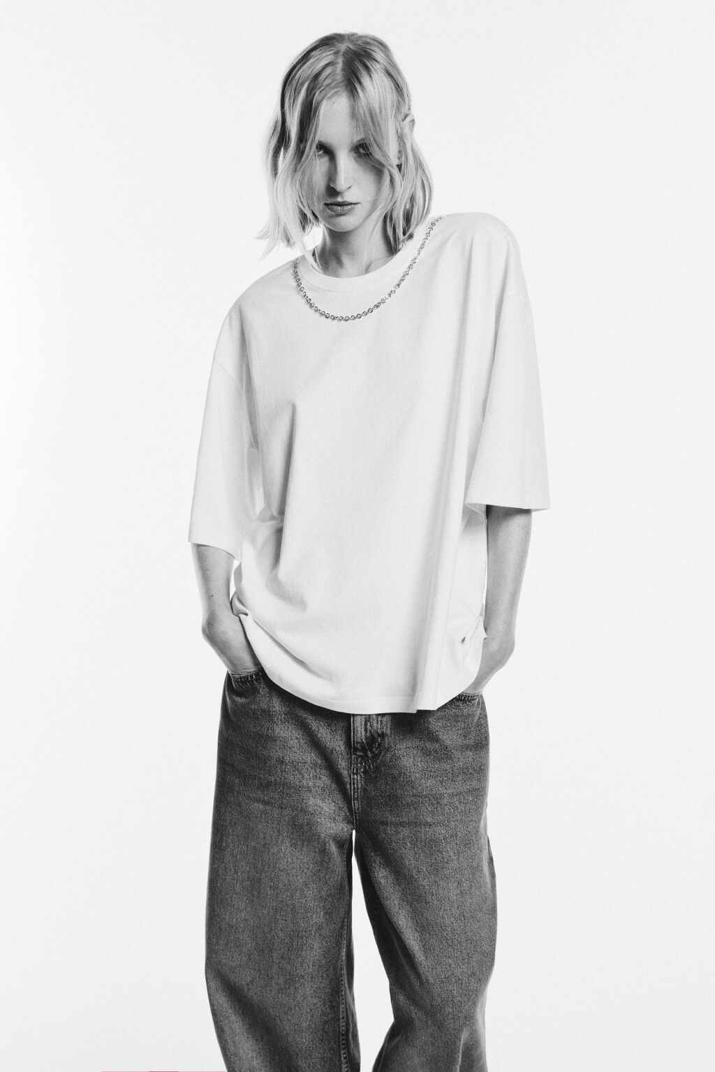 Футболка oversize с металлической цепочкой - цвет белый - 2