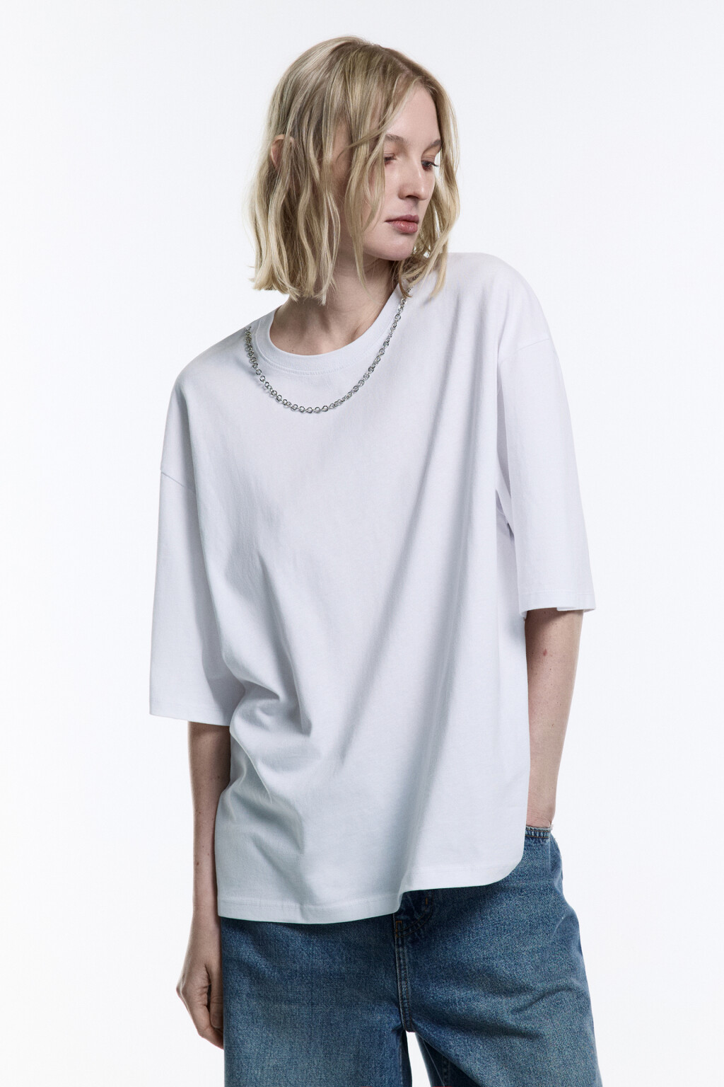 Футболка oversize с металлической цепочкой - цвет белый - 3