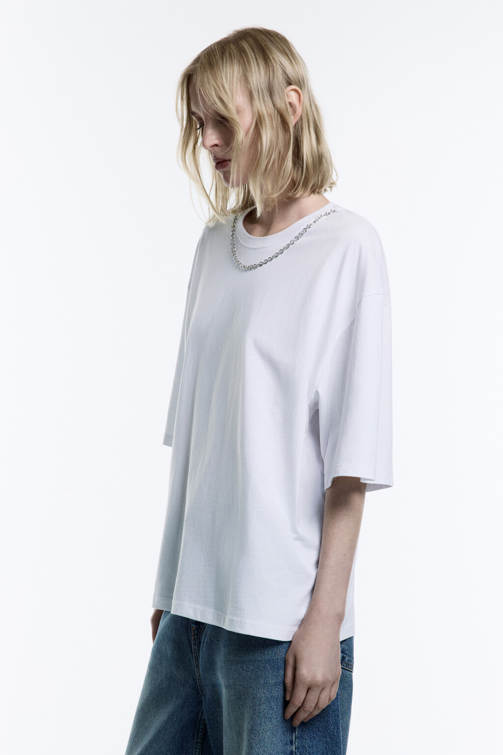 Футболка oversize с металлической цепочкой - цвет белый - 4