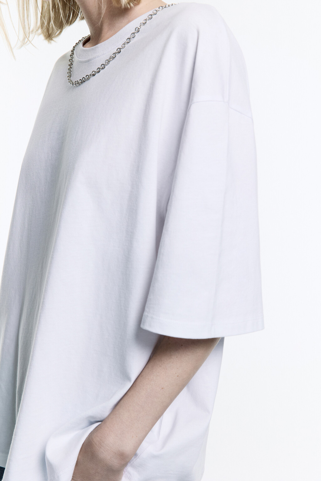 Футболка oversize с металлической цепочкой - цвет белый - 8