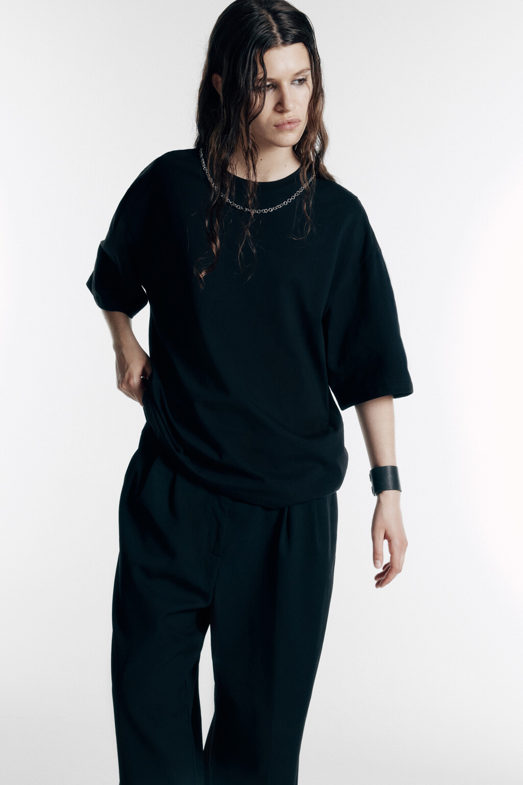 Футболка oversize с металлической цепочкой - цвет черный - 1