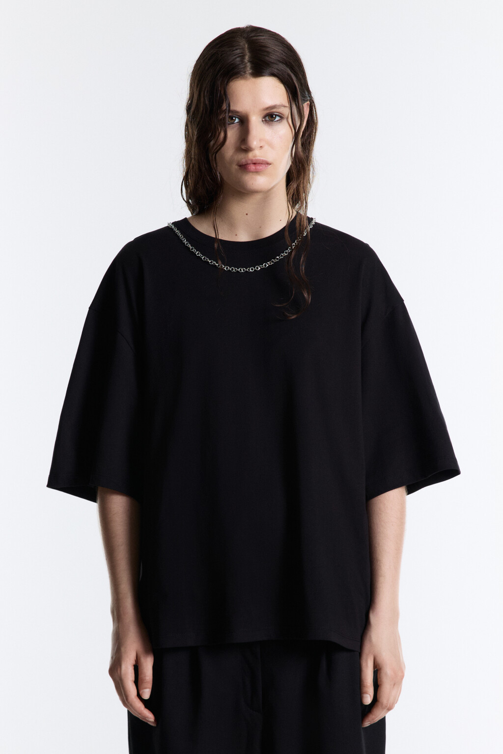 Футболка oversize с металлической цепочкой - цвет черный - 2