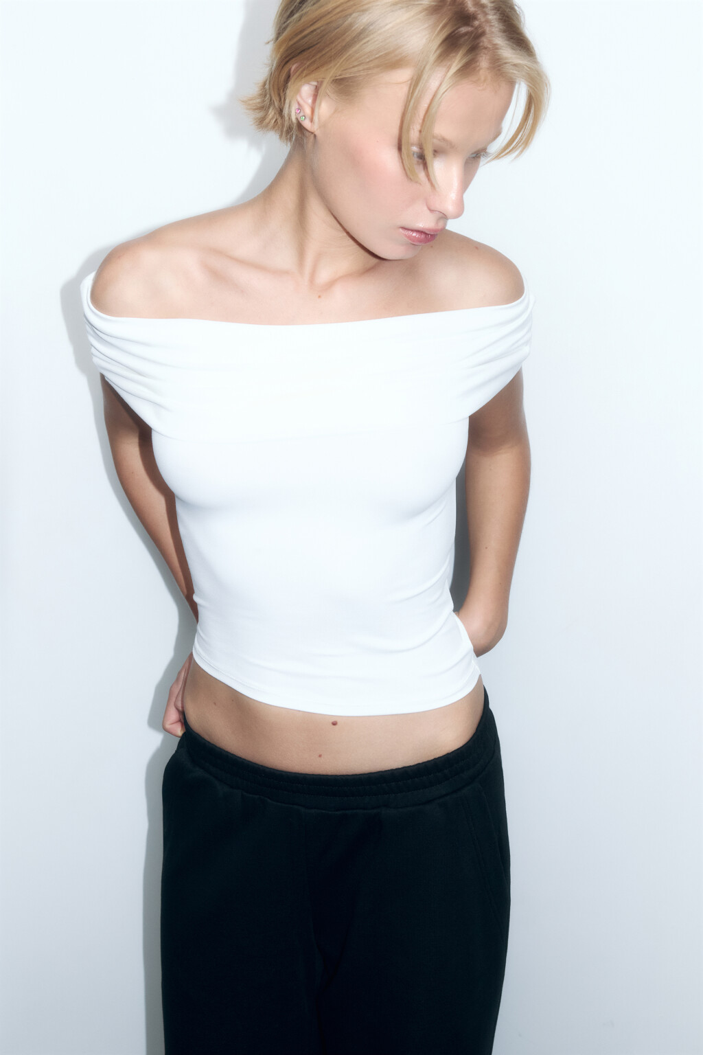 Блузка-топ облегающая с открытыми плечами - цвет белый - 1