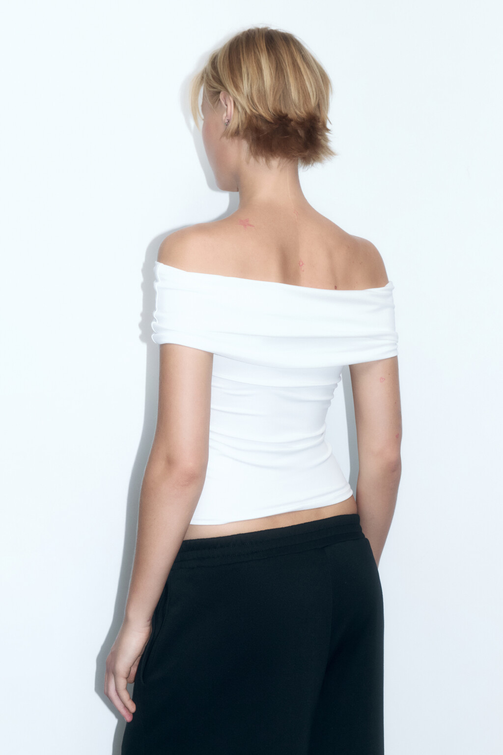 Блузка-топ облегающая с открытыми плечами - цвет белый - 4