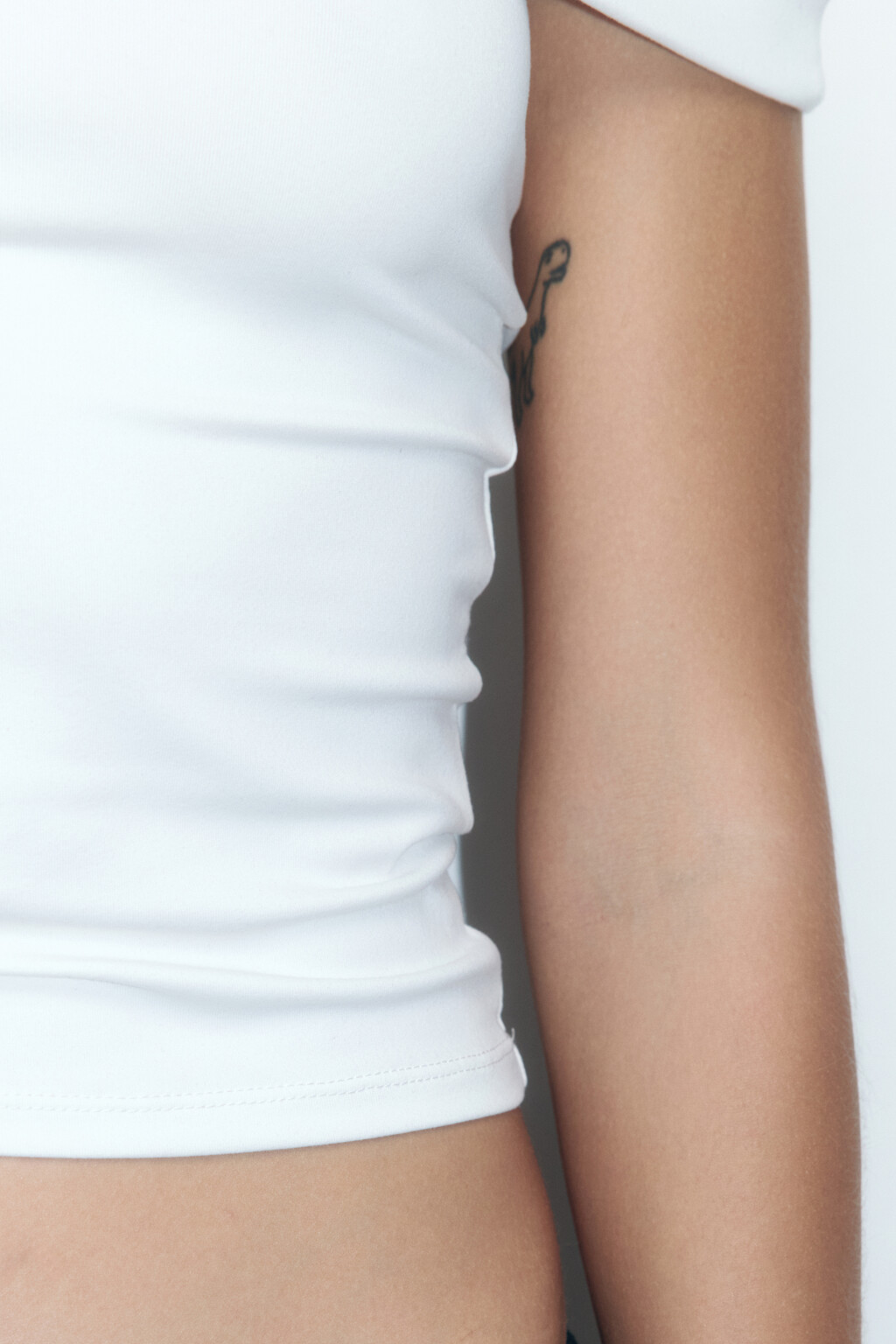 Блузка-топ облегающая с открытыми плечами - цвет белый - 7