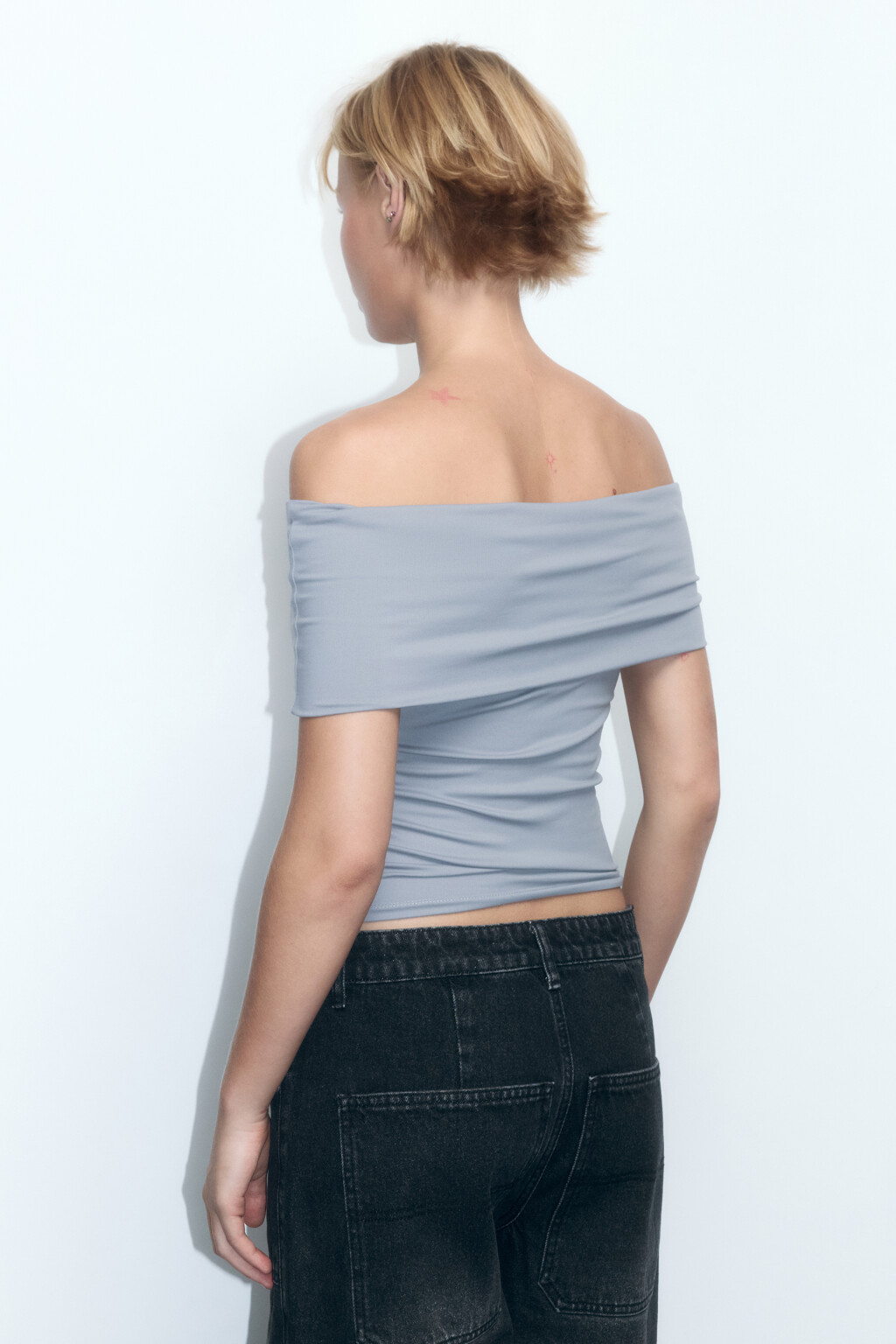 Блузка-топ облегающая с открытыми плечами - цвет серый - 4