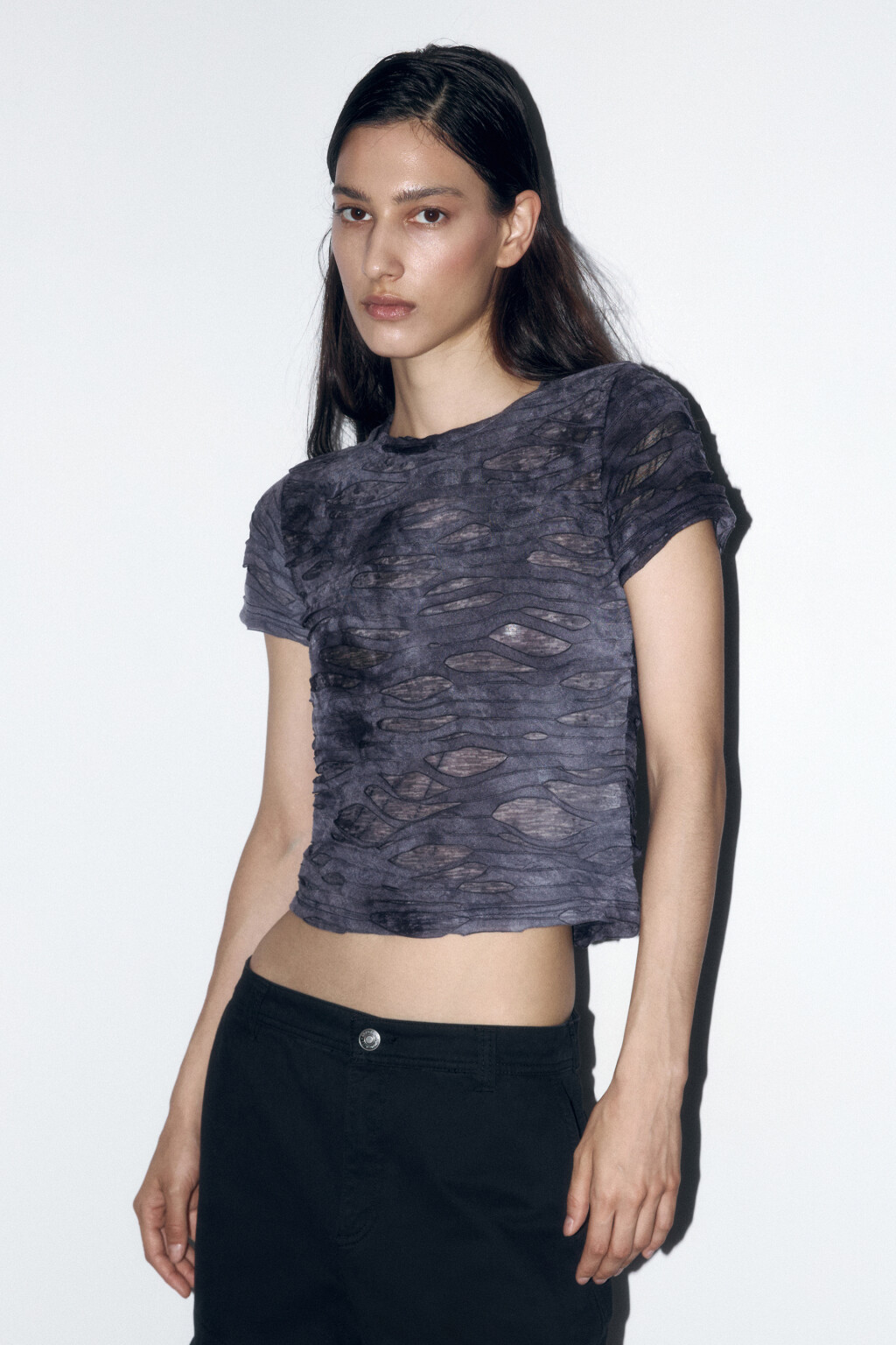 Футболка укороченная рваная с принтом - цвет серый - 3