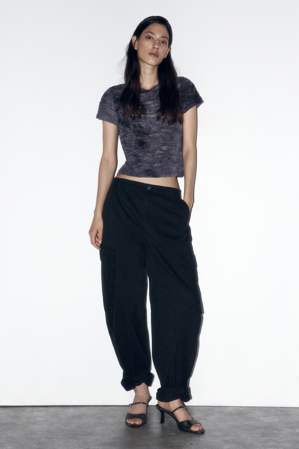 Футболка укороченная рваная с принтом - цвет серый - 5